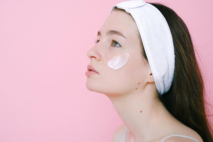 woman trying to stop moisturizer causing pimples